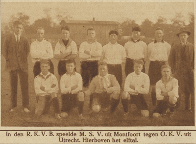 870828 Groepsportret van het voetbalelftal van M.S.V. uit Montfoort, dat een wedstrijd speelde tegen O.K.V. uit Utrecht ...